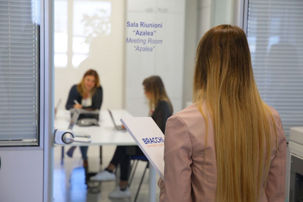 Logistica-in-house-dipendente-sala-riunioni dipendenti-sala-riunioni