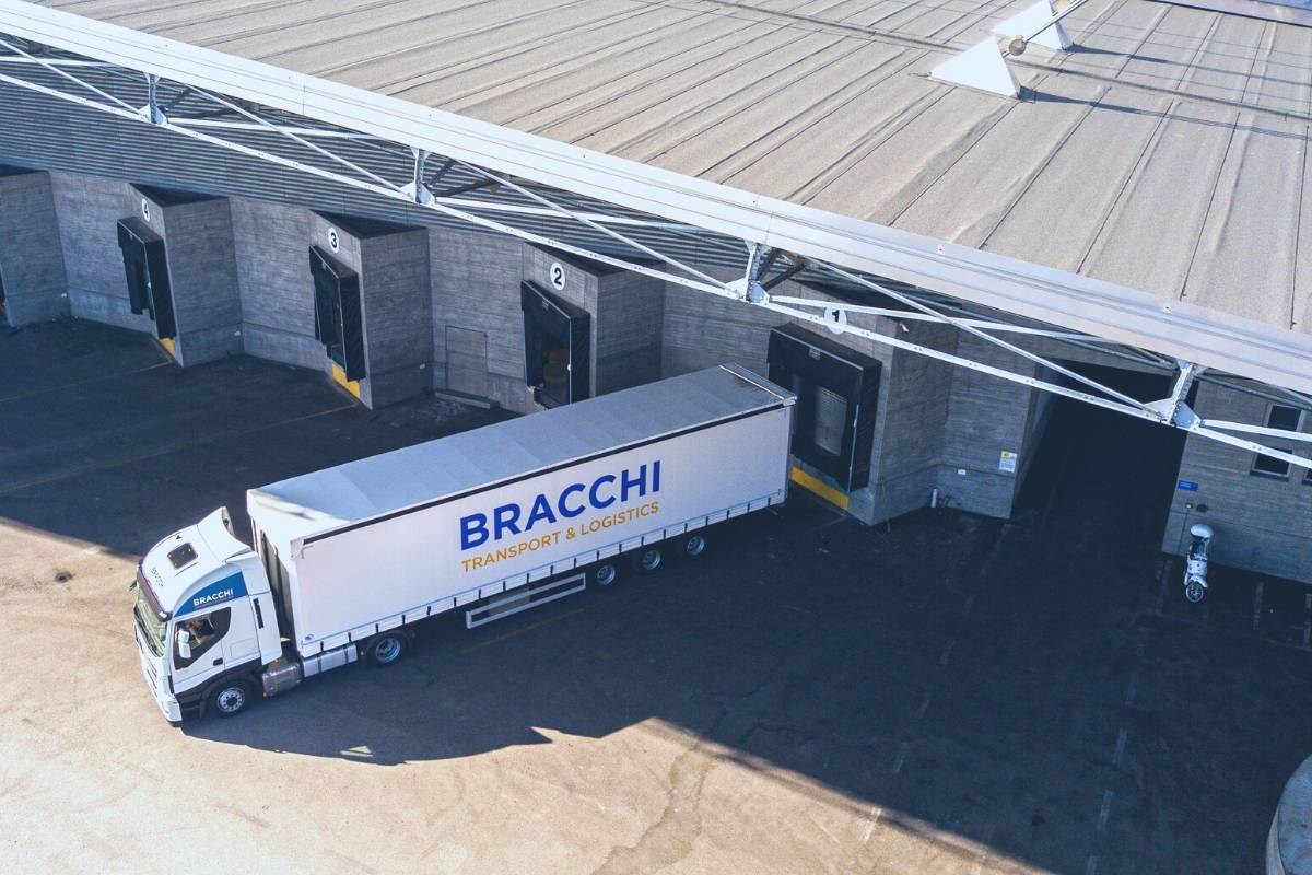 camion trasporti su strada magazzino bracchi
